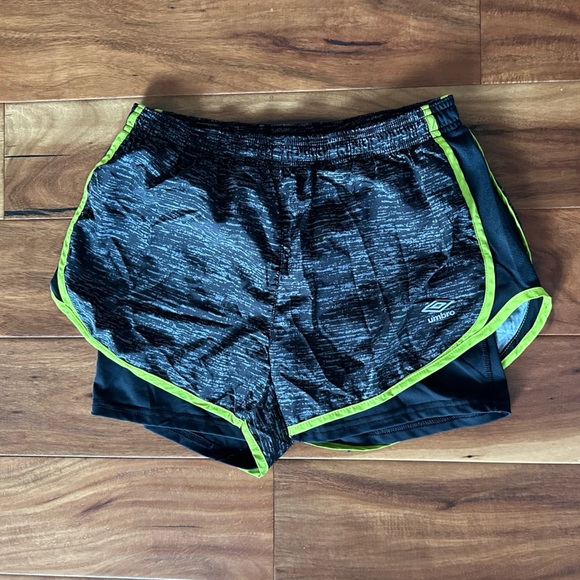 Umbro Black and Green Running Shorts size Medium - Picture 1 of 3